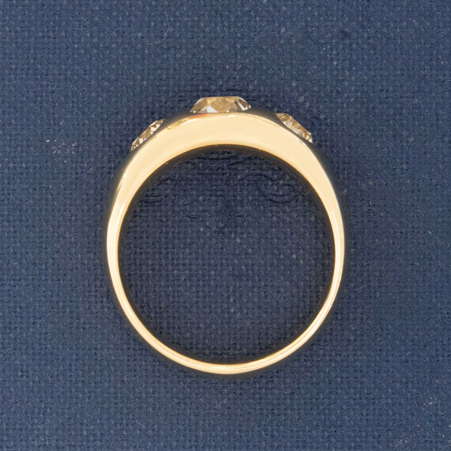 Antique sparkle three-stone ring, old cut diamonds