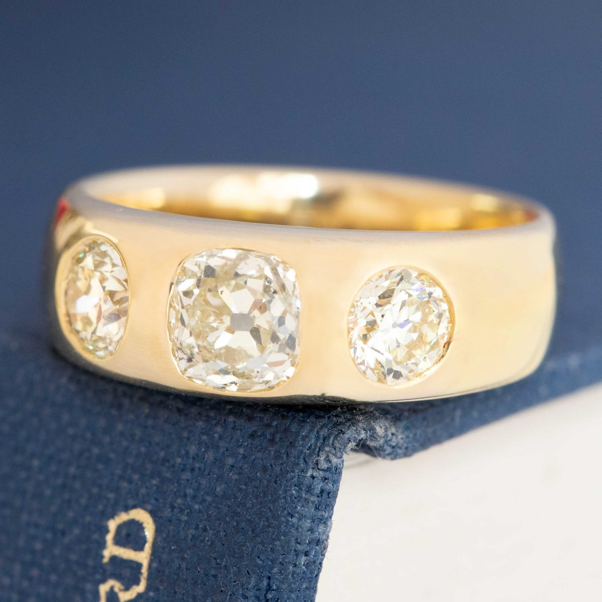 Three-stone diamond ring with vintage cuts, 1.70 carats total weight