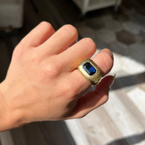 Vintage 1980s David Webb hammered 18K gold ring with a 3.60ct GIA no-heat blue sapphire – alternate view 2