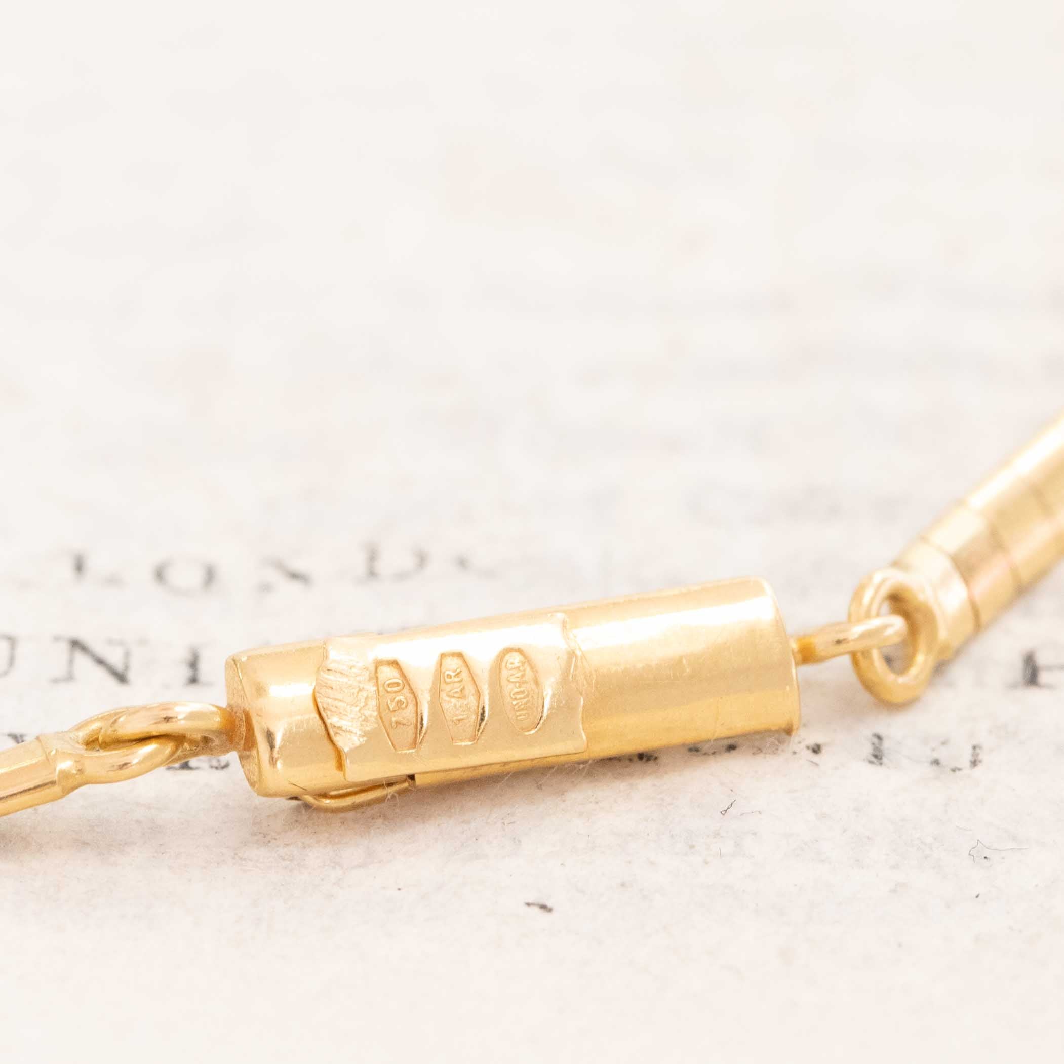Close-up of Uno A Erre 18K gold omega necklace links