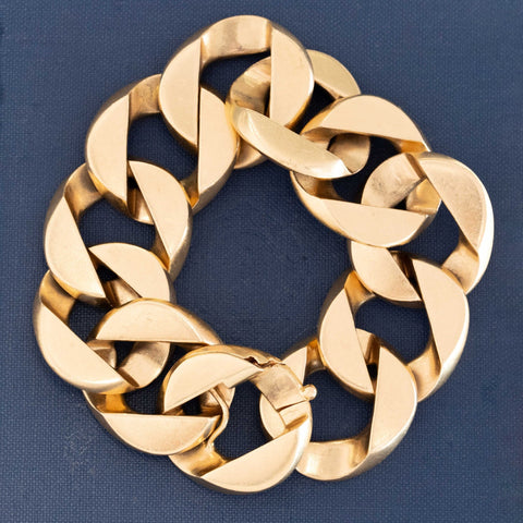 Vintage Verdura jumbo curb link bracelet in 18k yellow gold, luxury estate jewelry piece.
Designer bracelet by Verdura, vintage curb link style in solid yellow gold, collectible fine jewelry.