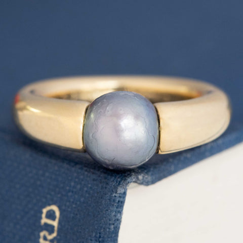 Vintage Cartier black pearl tension ring in 18k yellow gold, circa 1994, signed Cartier statement jewelry.