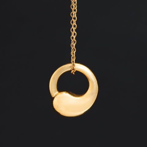 Elsa Peretti Eternal Circle Tiffany necklace minimalist gold circle pendant