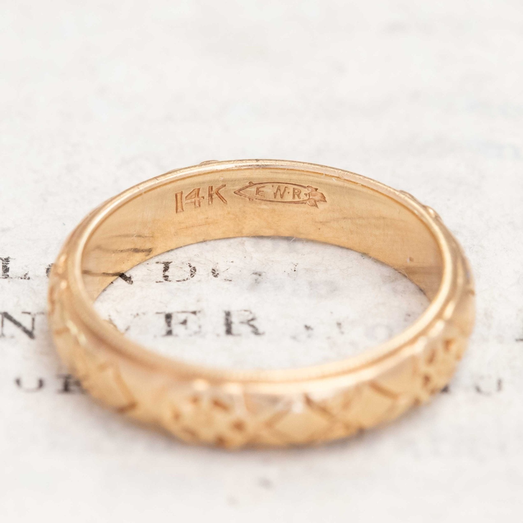 Elegant antique plain 14kt yellow gold wedding ring, traditional design.