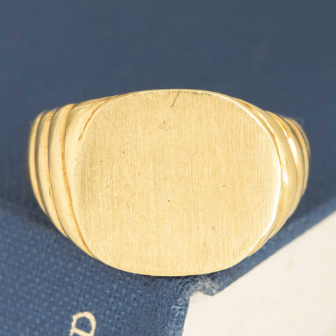 Vintage fluted oval signet ring in 18kt yellow gold – alternate view 3