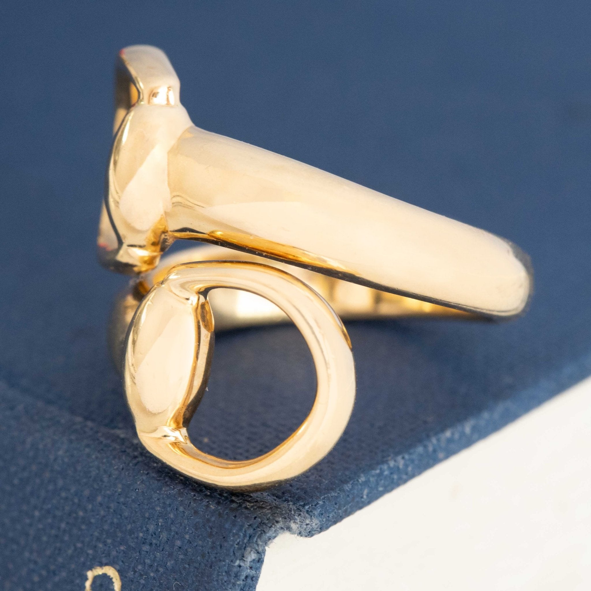 Vintage Gucci horsebit bypass ring in yellow gold, equestrian-inspired design from the 1950s.