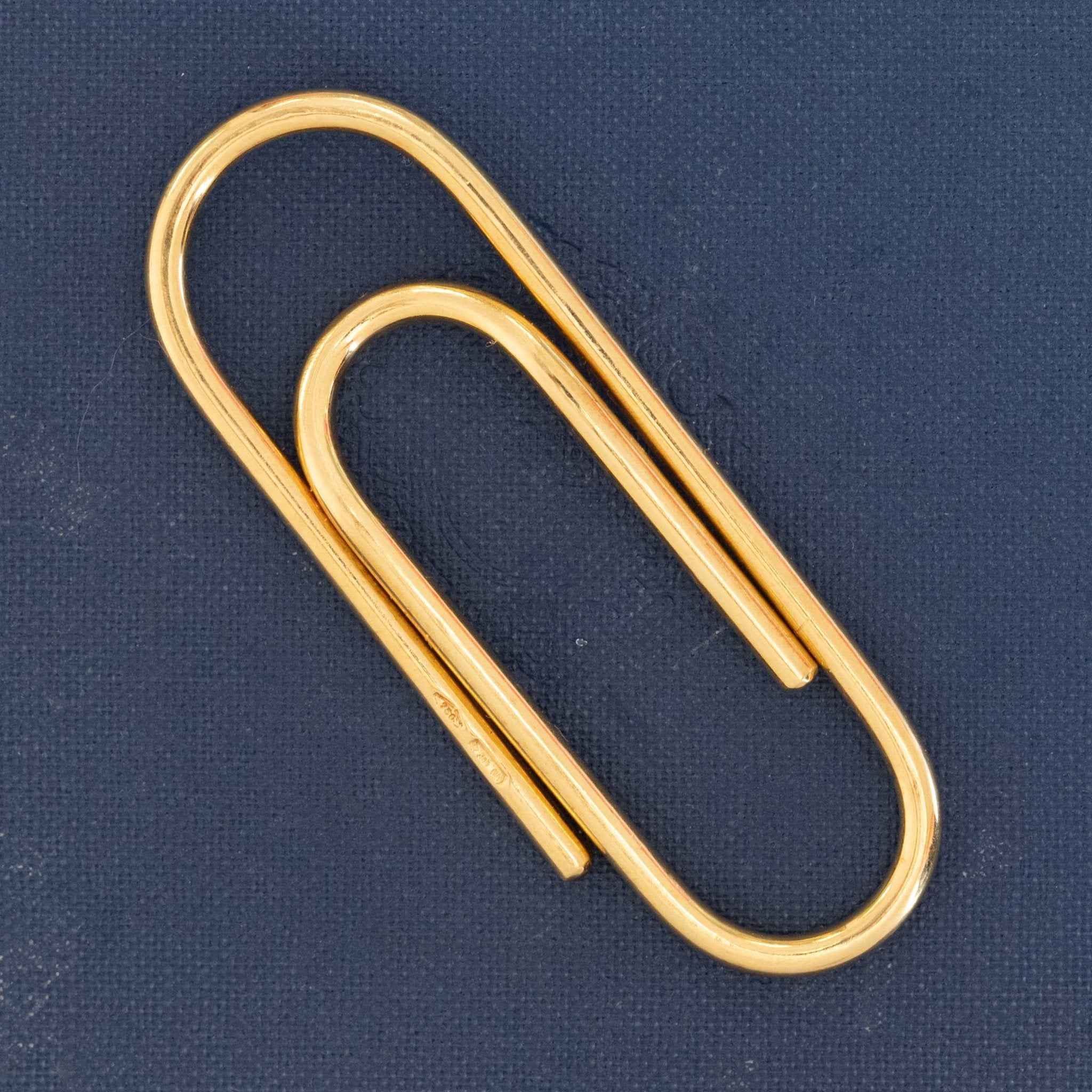Vintage Italian jumbo paperclip pendant in 18k yellow gold – oversized sculptural statement jewelry.
