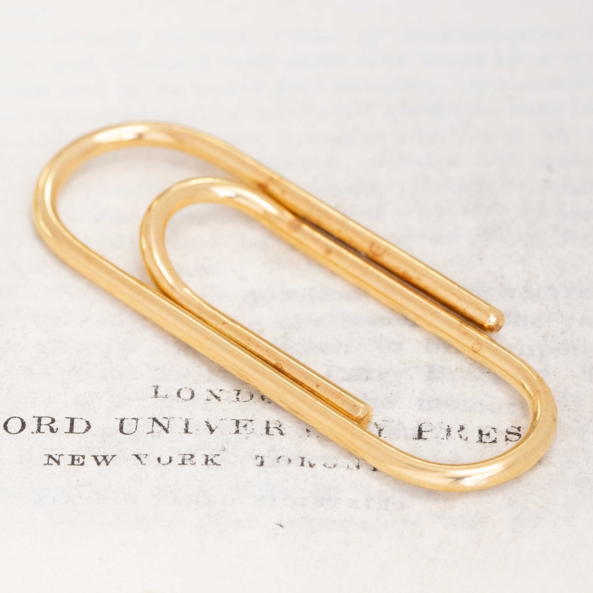 Vintage Italian jumbo paperclip pendant in 18k yellow gold – oversized sculptural statement jewelry.