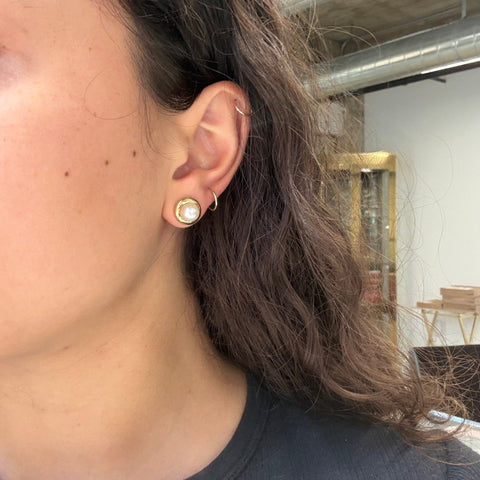 Vintage Cartier pearl stud earrings in 18kt yellow gold, 11.30mm – alternate view 2