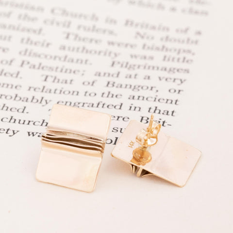 Vintage 1980s ripple motif rectangular gold disc earrings in 14kt yellow gold – alternate view 5