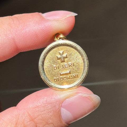 Vintage Uno A Erre 18K gold Di Ieri Di Domani love token pendant – alternate view 2