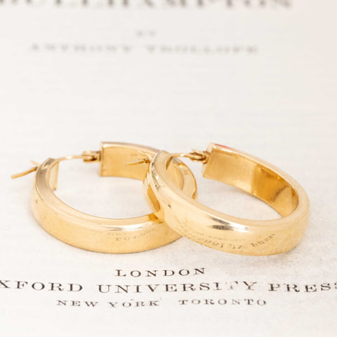 Vintage wide hoop earrings in 14kt yellow gold – alternate view 3