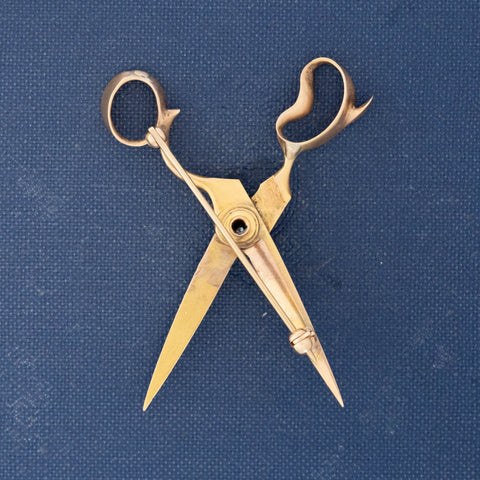 Large Edwardian scissors brooch with diamond accent in 14kt yellow gold – alternate view 2