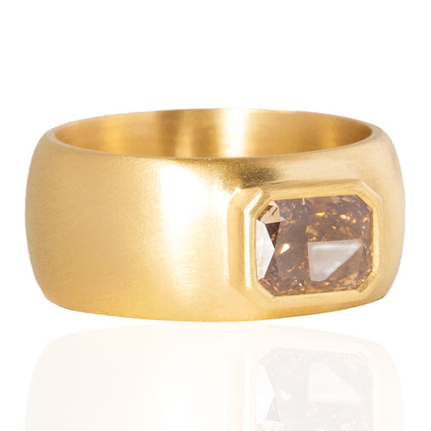 Close-up of 1.53ct radiant cut diamond cigar ring