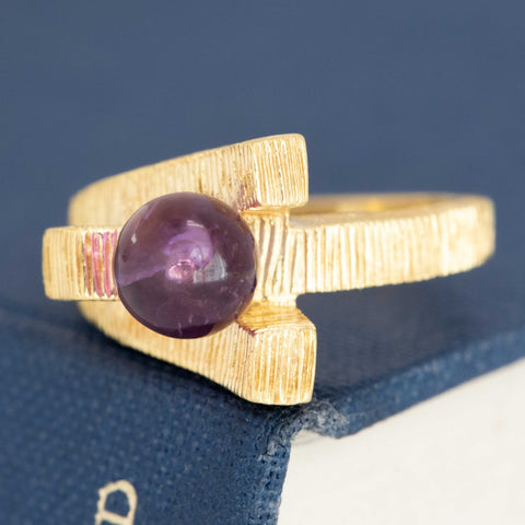 Vintage 1960s-70s textured 18K yellow gold cross-over ring with a 1.70ct amethyst bead – alternate view 6