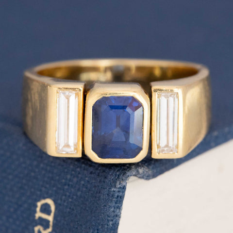 Vintage sapphire trilogy ring in 18kt yellow gold with baguette diamonds set on either side