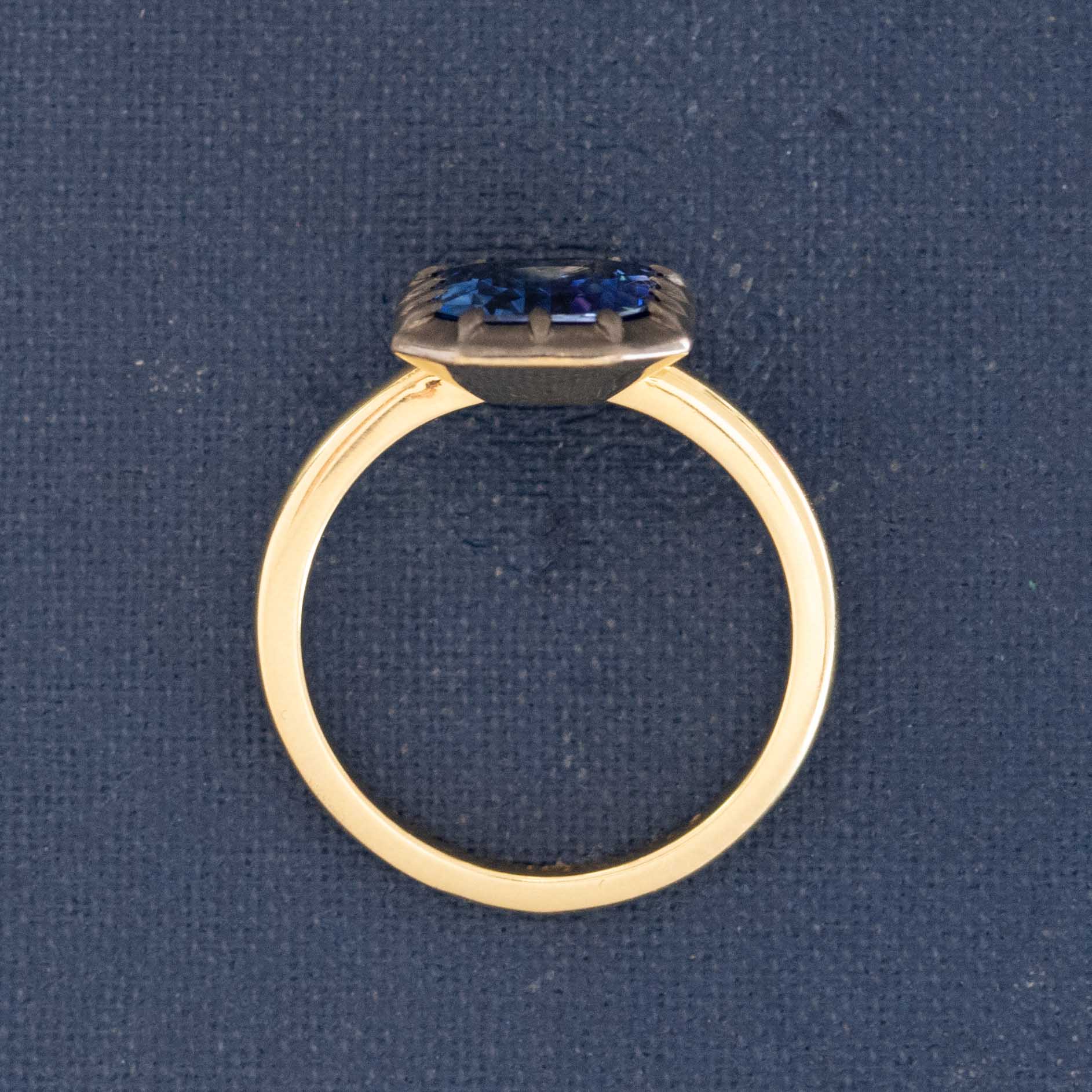 Profile of the inish collet sapphire ring, GIA certified with antique finish