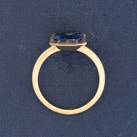 Profile of the inish collet sapphire ring, GIA certified with antique finish