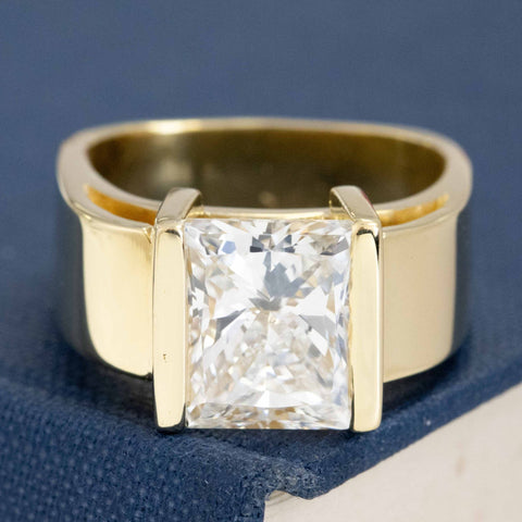 Modern retro diamond solitaire ring with chic geometric style.