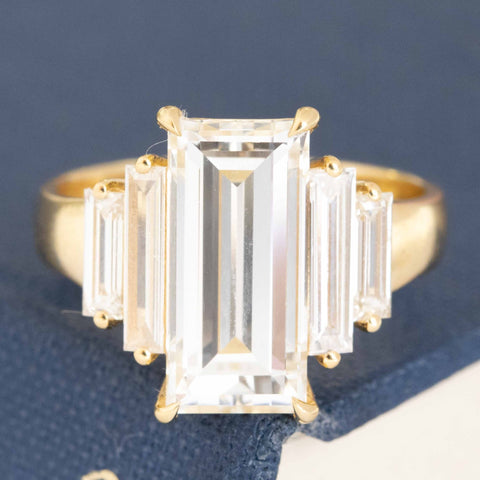 4.61ctw Antique Baguette Cut Diamond ring in 18kt yellow gold, GIA I VVS2.