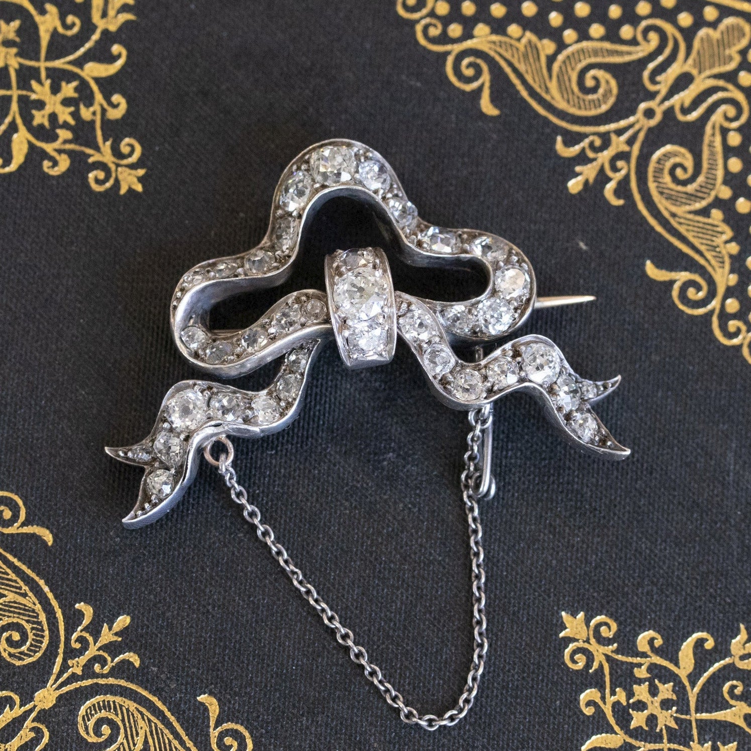 Victorian bow motif brooch 5.20 ctw diamonds 18 kt yellow gold