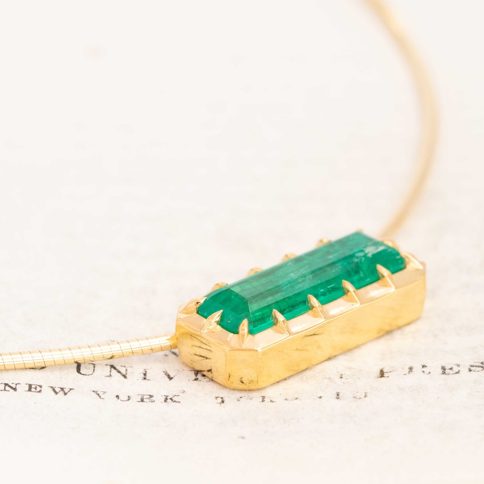 Vintage emerald collar necklace in 18K yellow gold