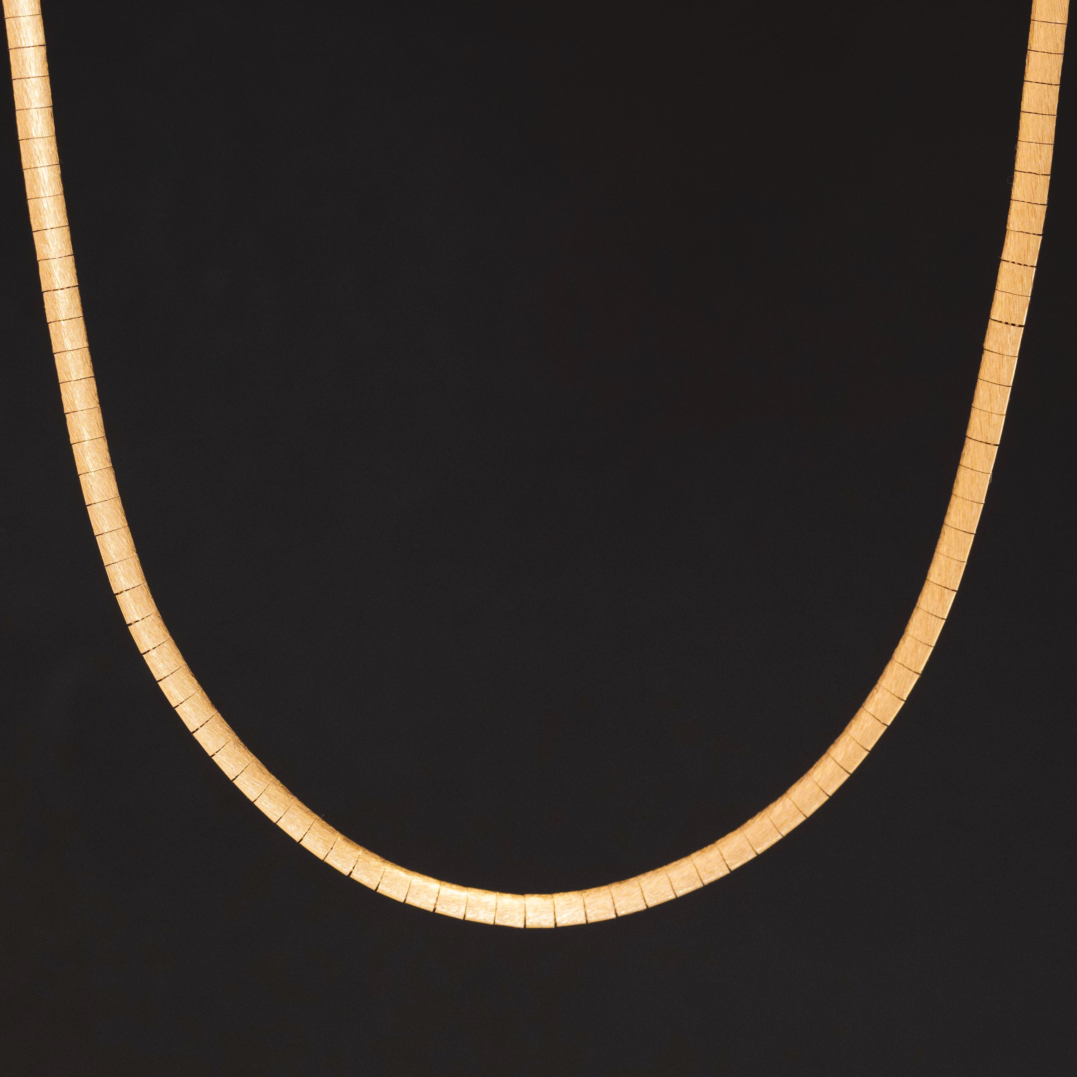 Vintage Uno A Erre omega chain necklace in 18K yellow gold