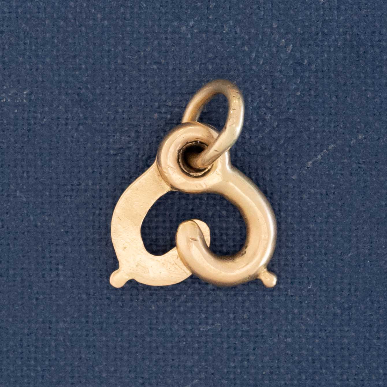 Antique 18kt yellow gold sister clasp with interlocking hook design.