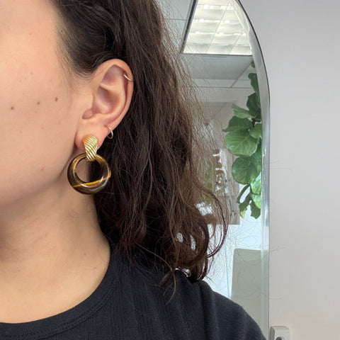 Van Cleef & Arpels Philippine interchangeable earrings in 18kt gold with jade and tiger's eye hoops – alternate view 2