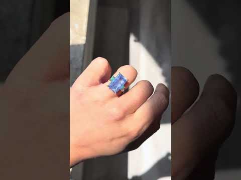 Video of Vintage sapphire ring showcasing color change under different lighting