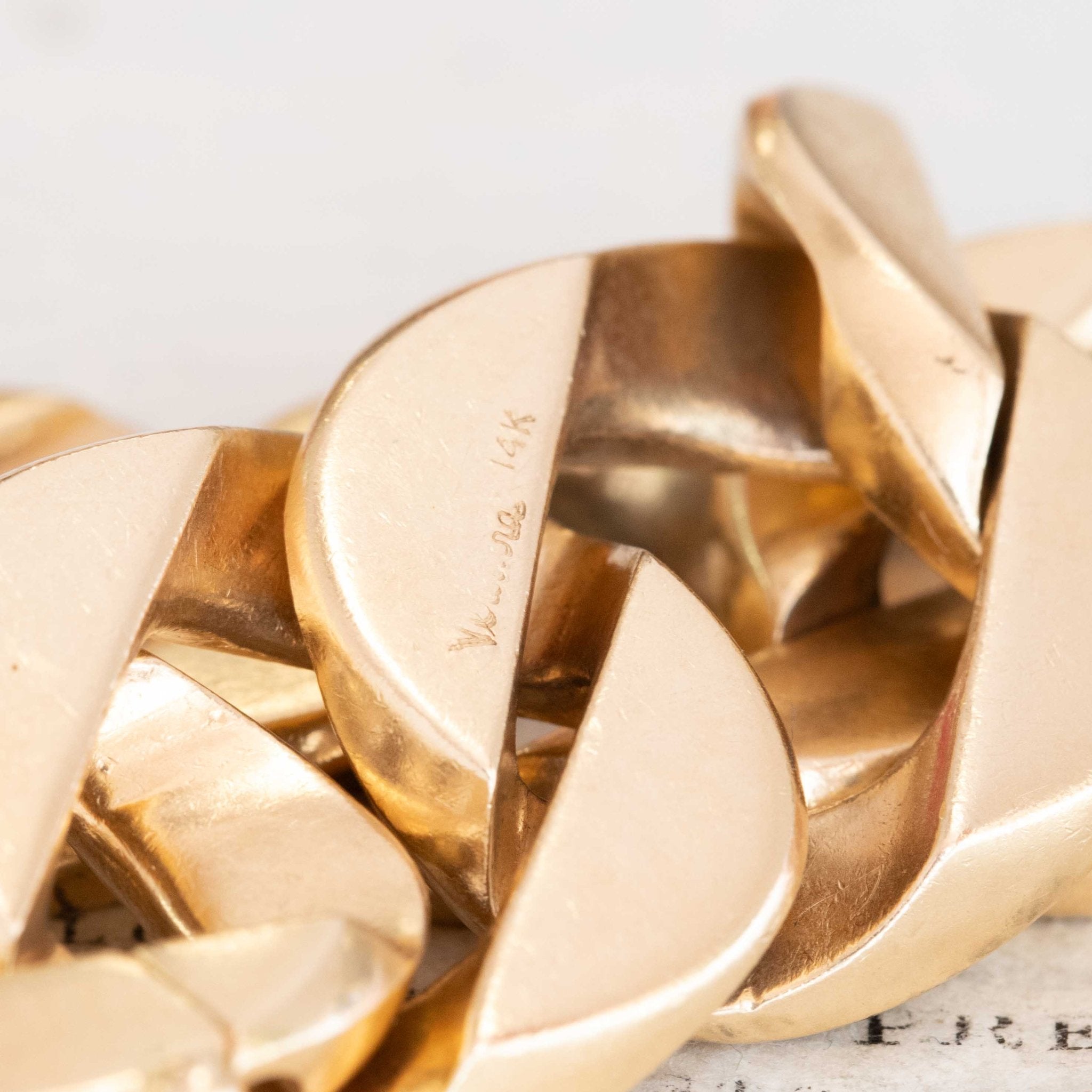 Luxury estate curb link bracelet in yellow gold, designed by Verdura, bold and timeless vintage jewelry.

Verdura yellow gold bracelet, vintage jumbo curb link style, collectible estate designer jewelry.