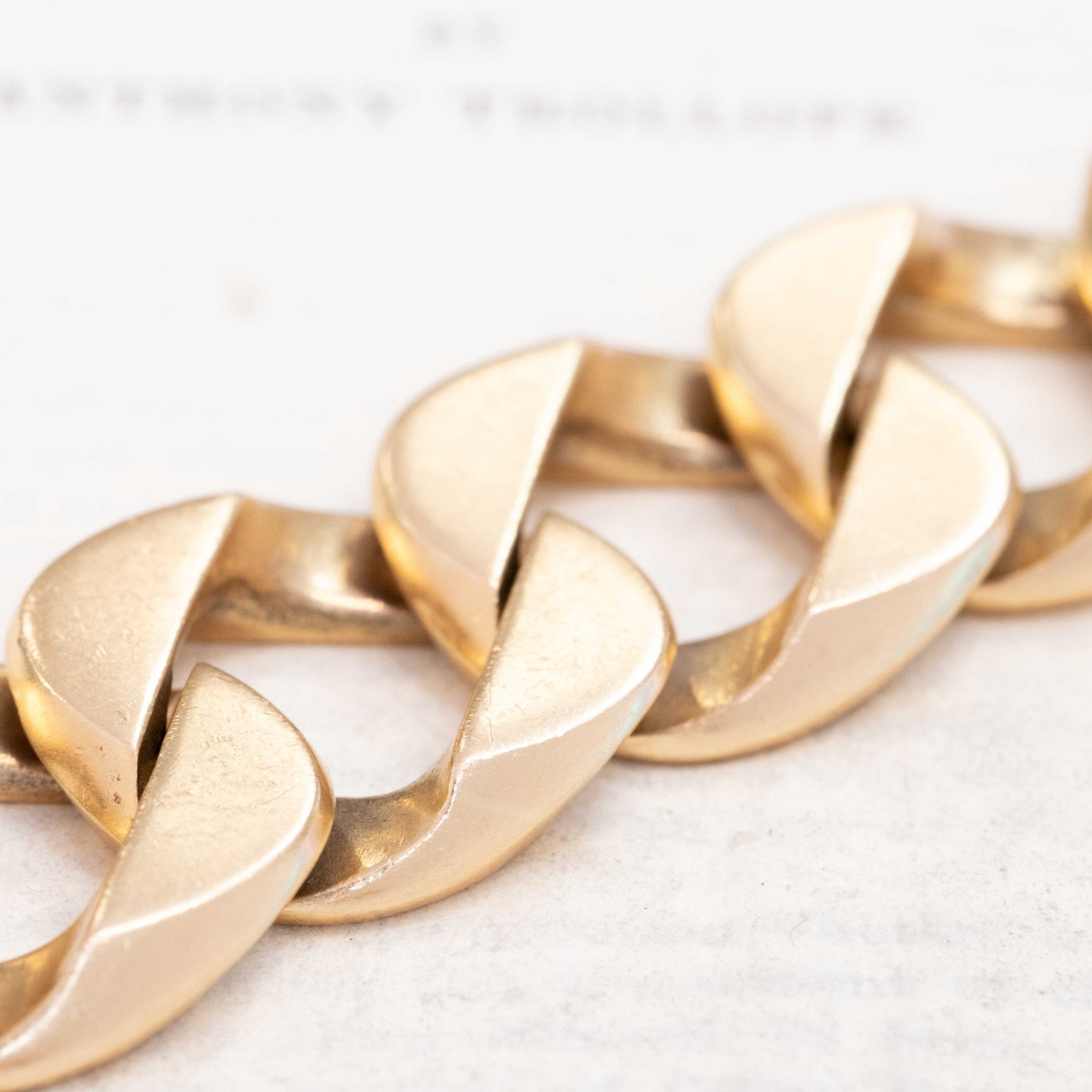 Luxury estate curb link bracelet in yellow gold, designed by Verdura, bold and timeless vintage jewelry.

Verdura yellow gold bracelet, vintage jumbo curb link style, collectible estate designer jewelry.