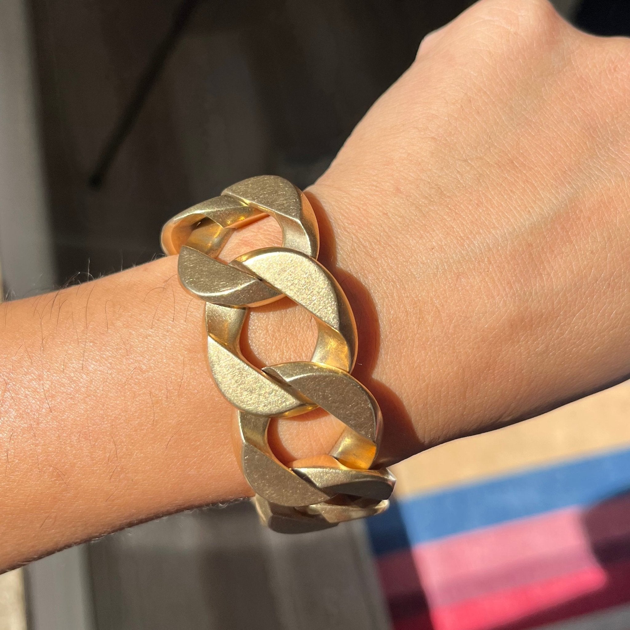 Estate jewelry bracelet in yellow gold, oversized curb links by Verdura, iconic vintage design.

Luxury yellow gold bracelet by Verdura, vintage curb link chain with bold statement style.

Authentic Verdura vintage bracelet in 18k yellow gold, oversized curb link design, estate collection.
