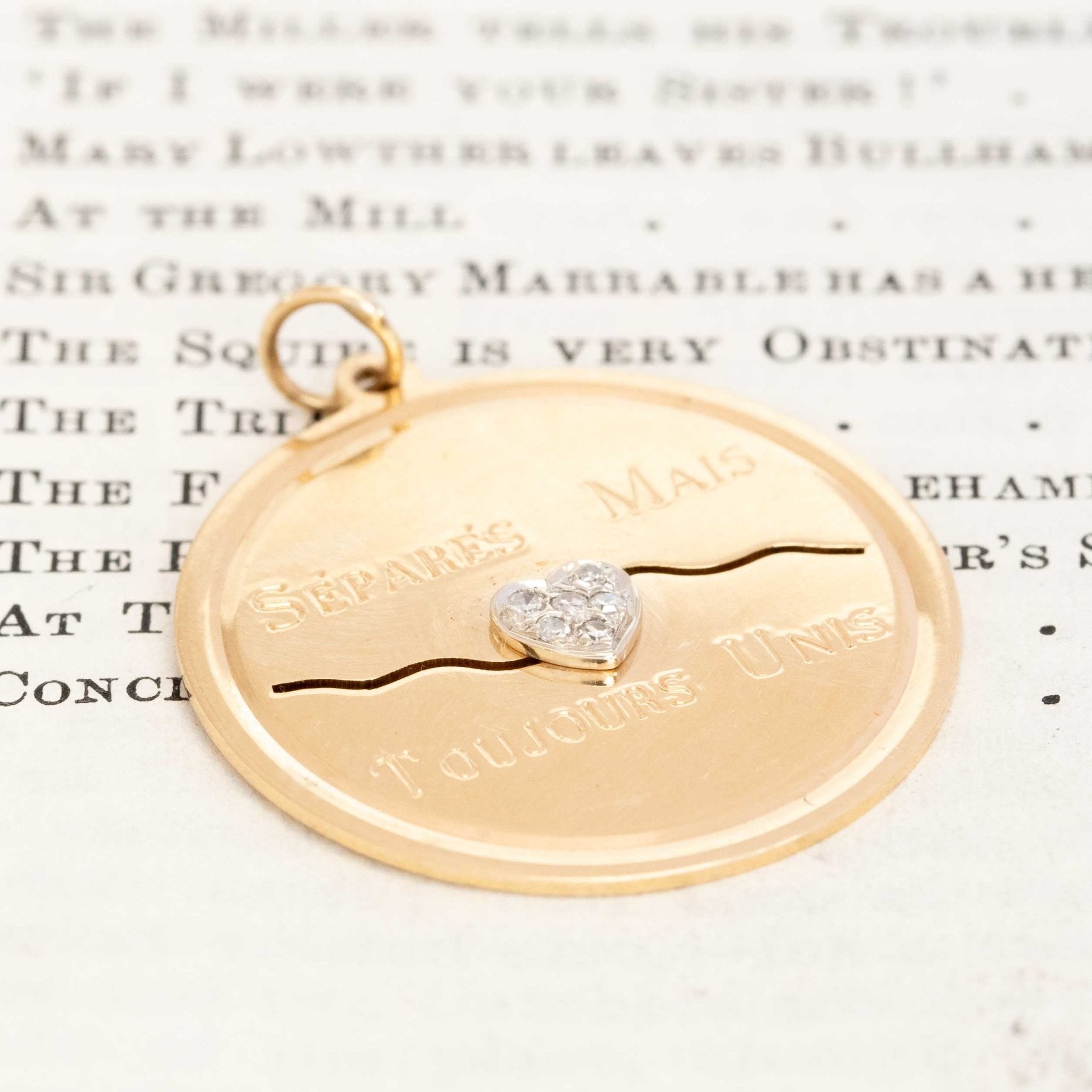 "Separes Mais Toujours Unis" Pendant