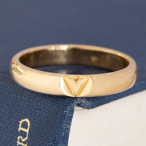 18kt yellow gold wedding band with a V carved in the middle by Louis Vuitton