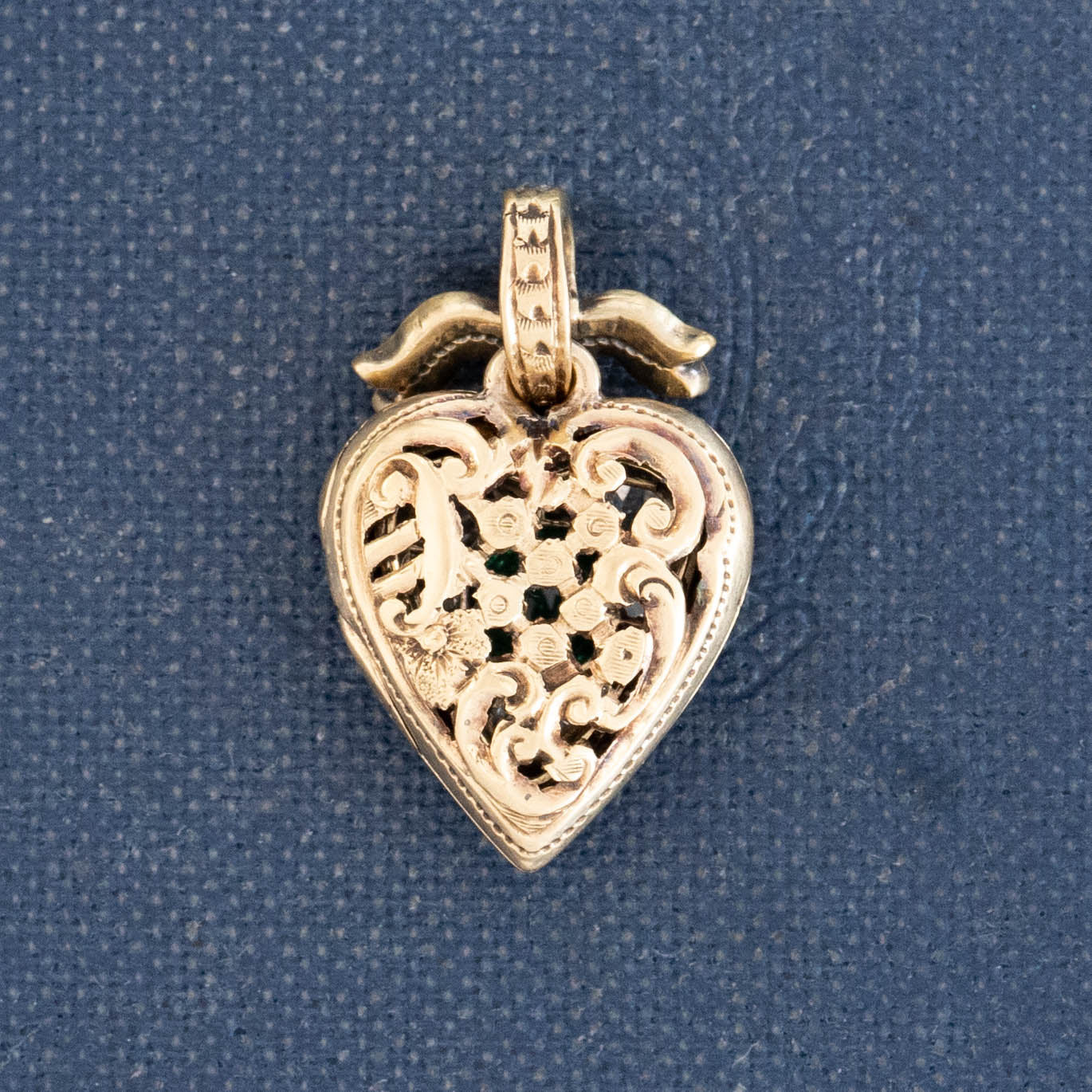 Antique heart pendant with emerald and diamonds
