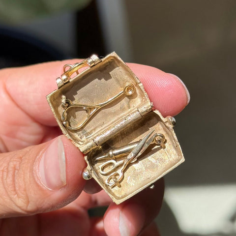 Vintage 14K yellow gold MD doctor's medical bag pendant – alternate view 4
