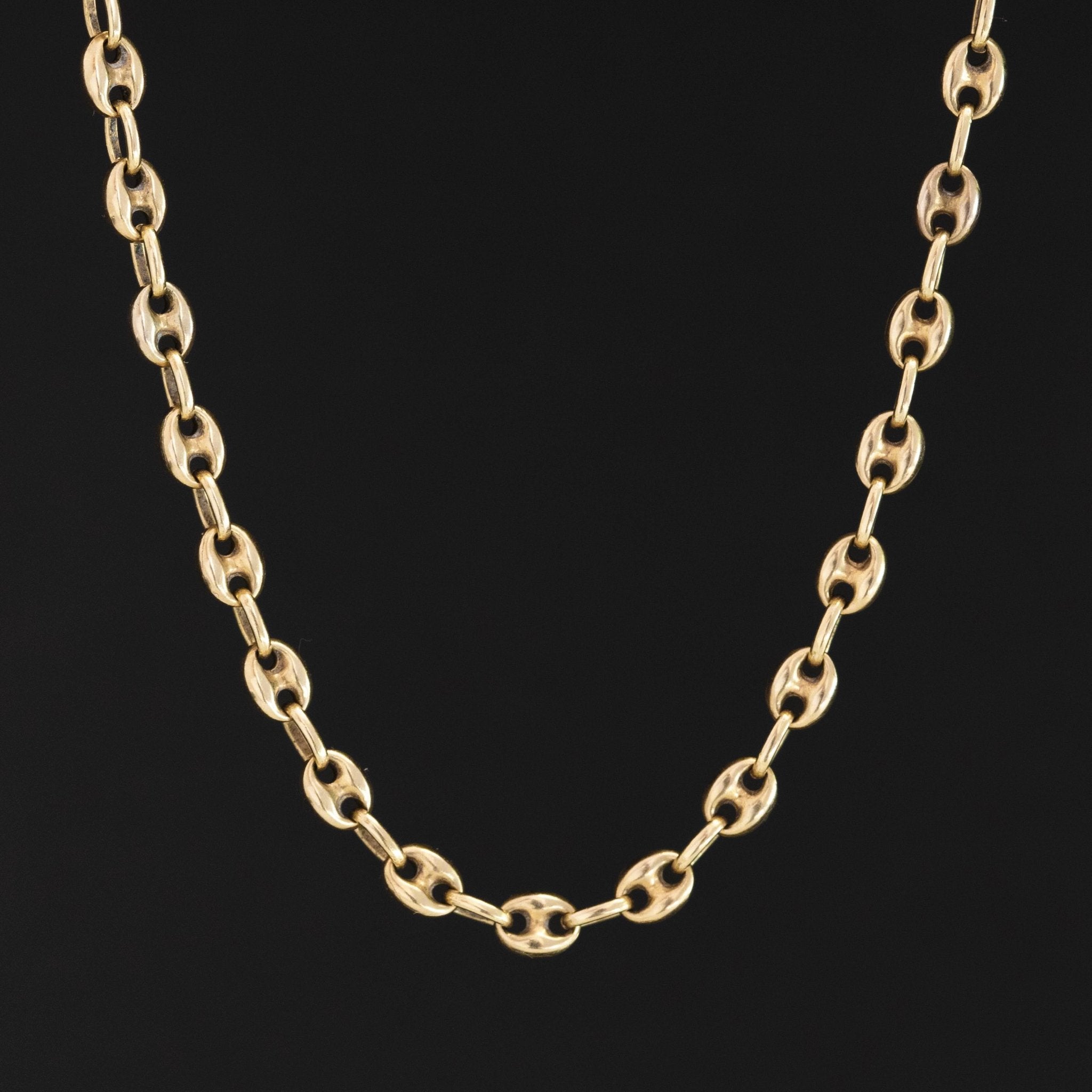 Close-up of 14kt yellow gold mariner link chain, 3.20mm wide