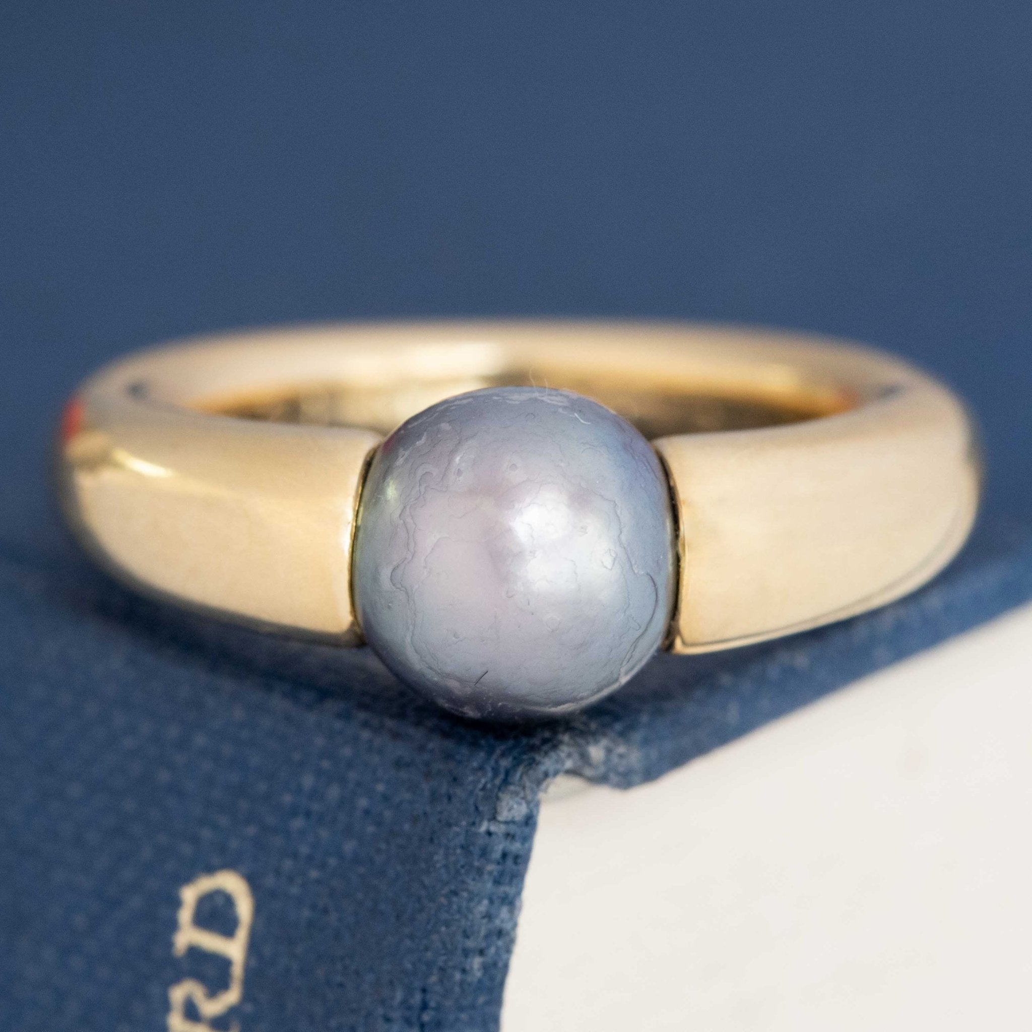 Vintage Cartier black pearl tension ring in 18k yellow gold, circa 1994, signed Cartier statement jewelry.