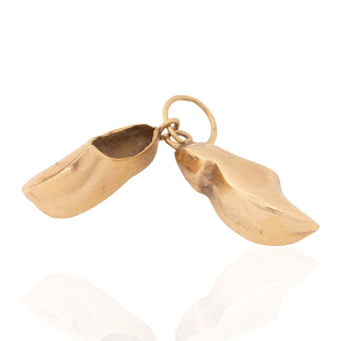 Vintage pair of clogs charm in 14kt yellow gold – alternate view 2