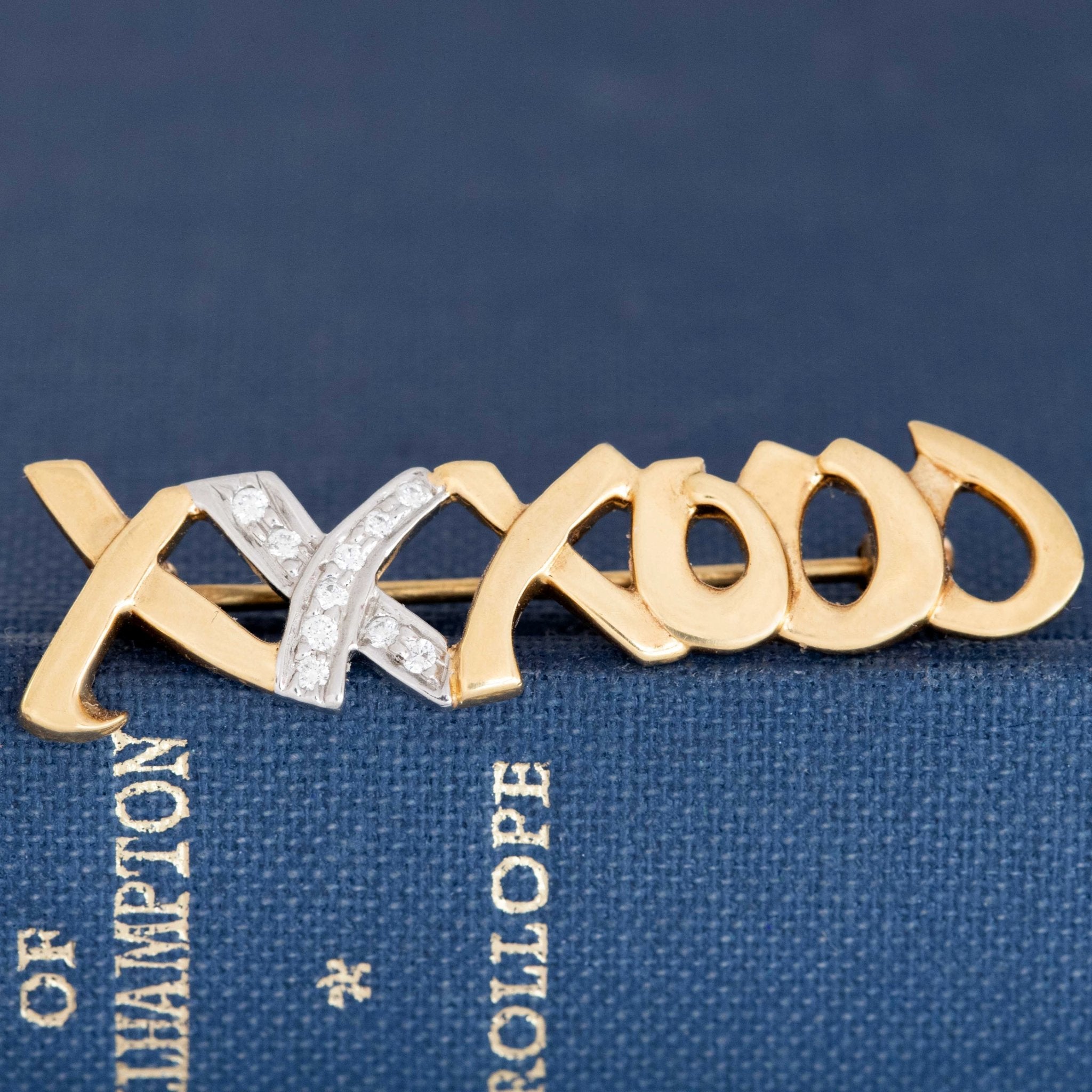 Vintage Tiffany Paloma Picasso XXXOOO brooch in gold with diamond X detail