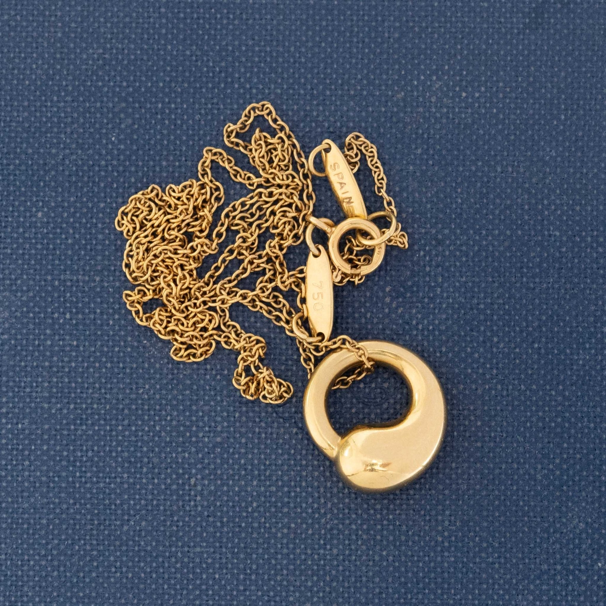 Elsa Peretti circle necklace Tiffany and Co timeless gold pendant