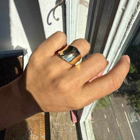 Vintage freeform wide ring in 14kt yellow gold – alternate view 2