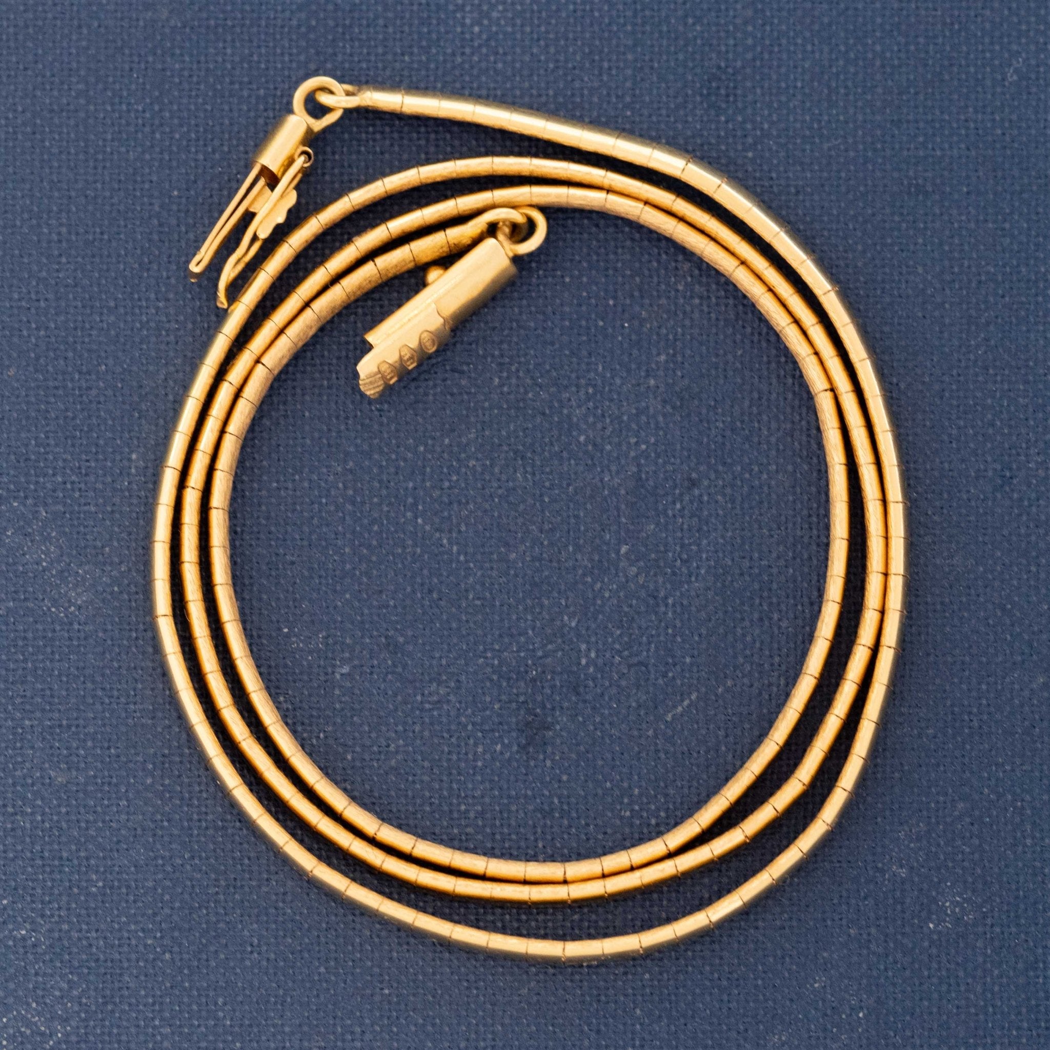 Midcentury Uno A Erre omega necklace in polished yellow gold