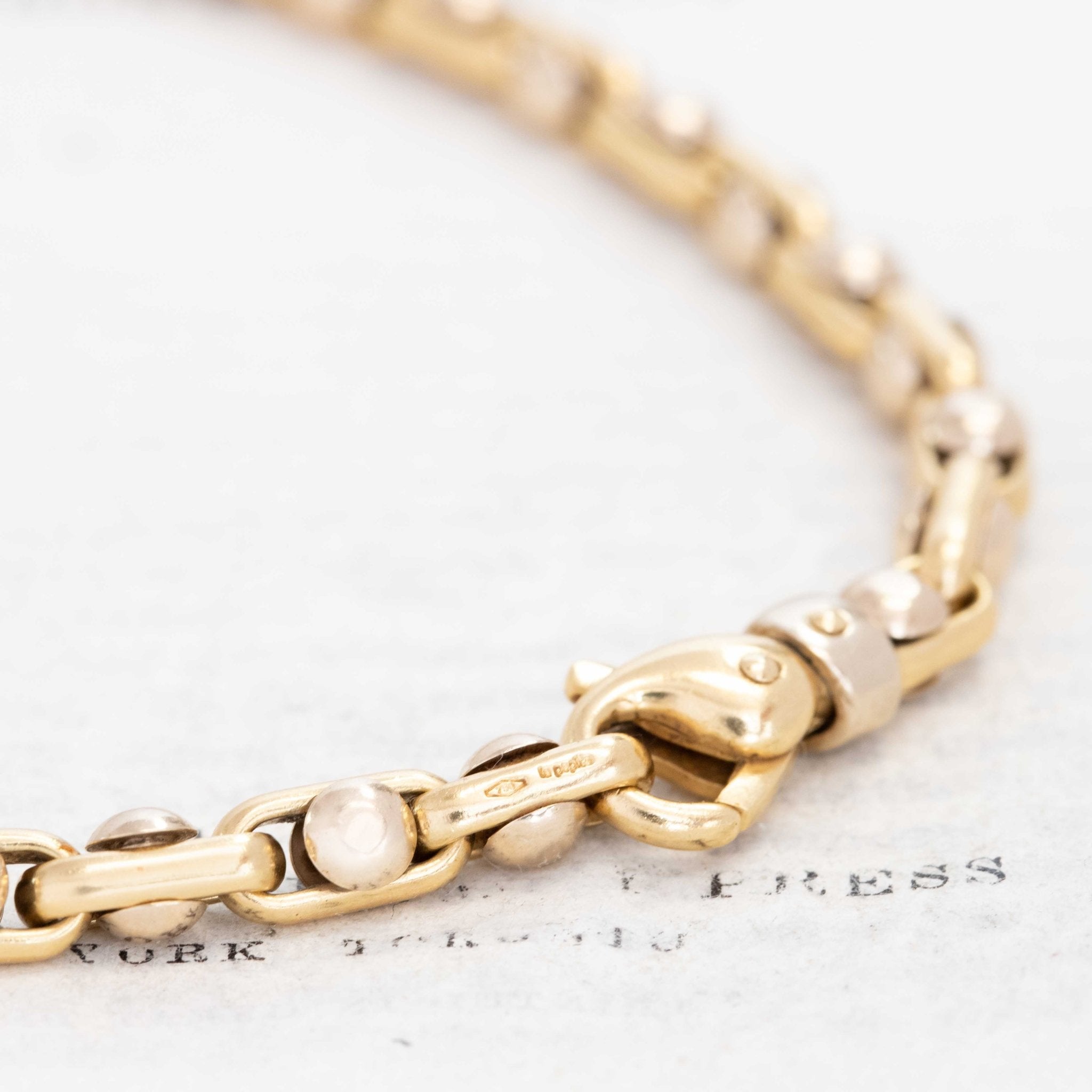 Close-up of La Pepita 18K gold chain, sculptural midcentury style