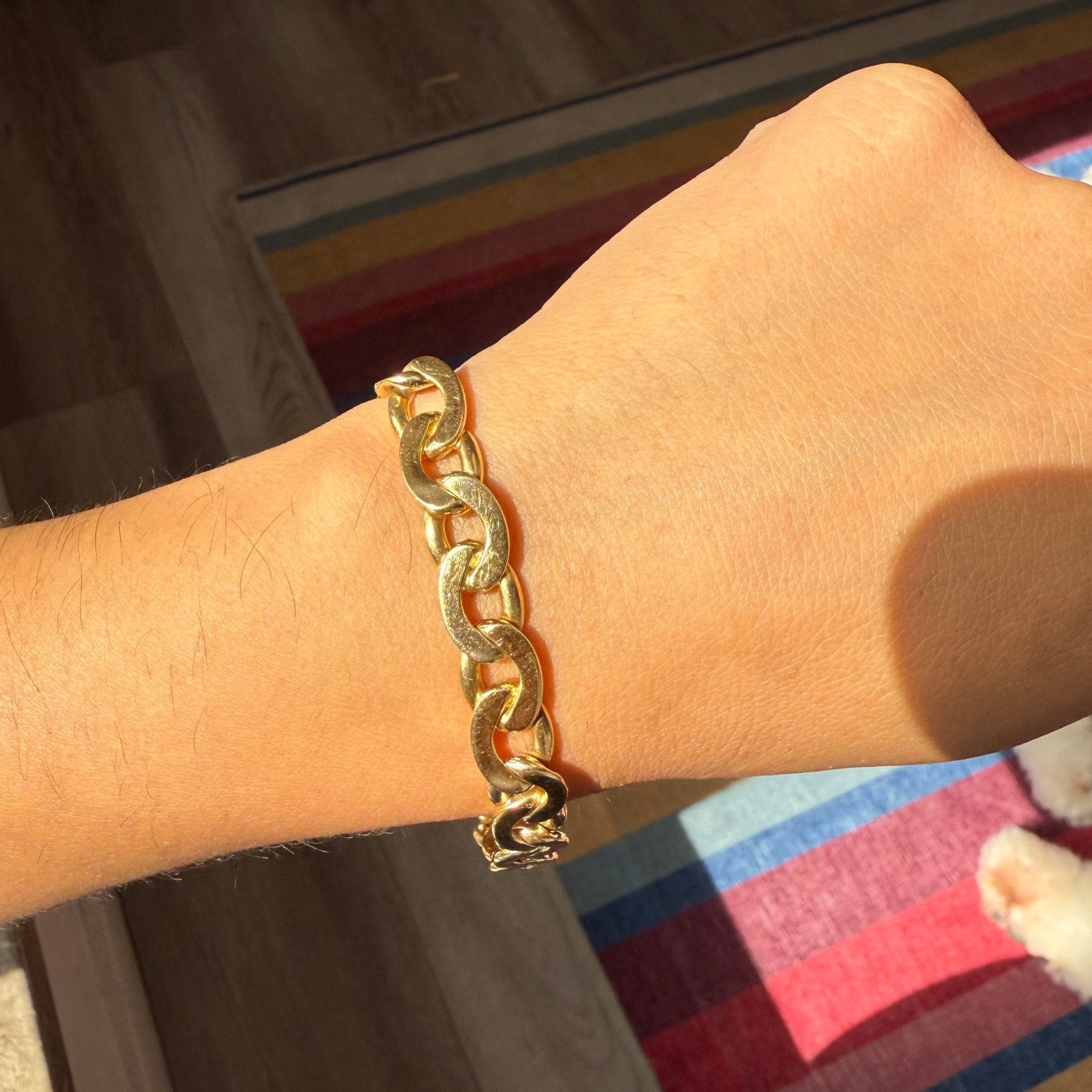 Close-up of Van Cleef & Arpels oval links, vintage solid gold bracelet, 9.35mm width, worn on a hand