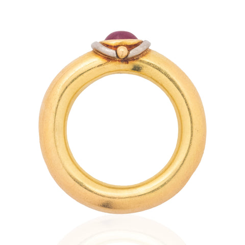 Vintage ruby cabochon donut band in 18kt yellow gold with double bezel – alternate view 7