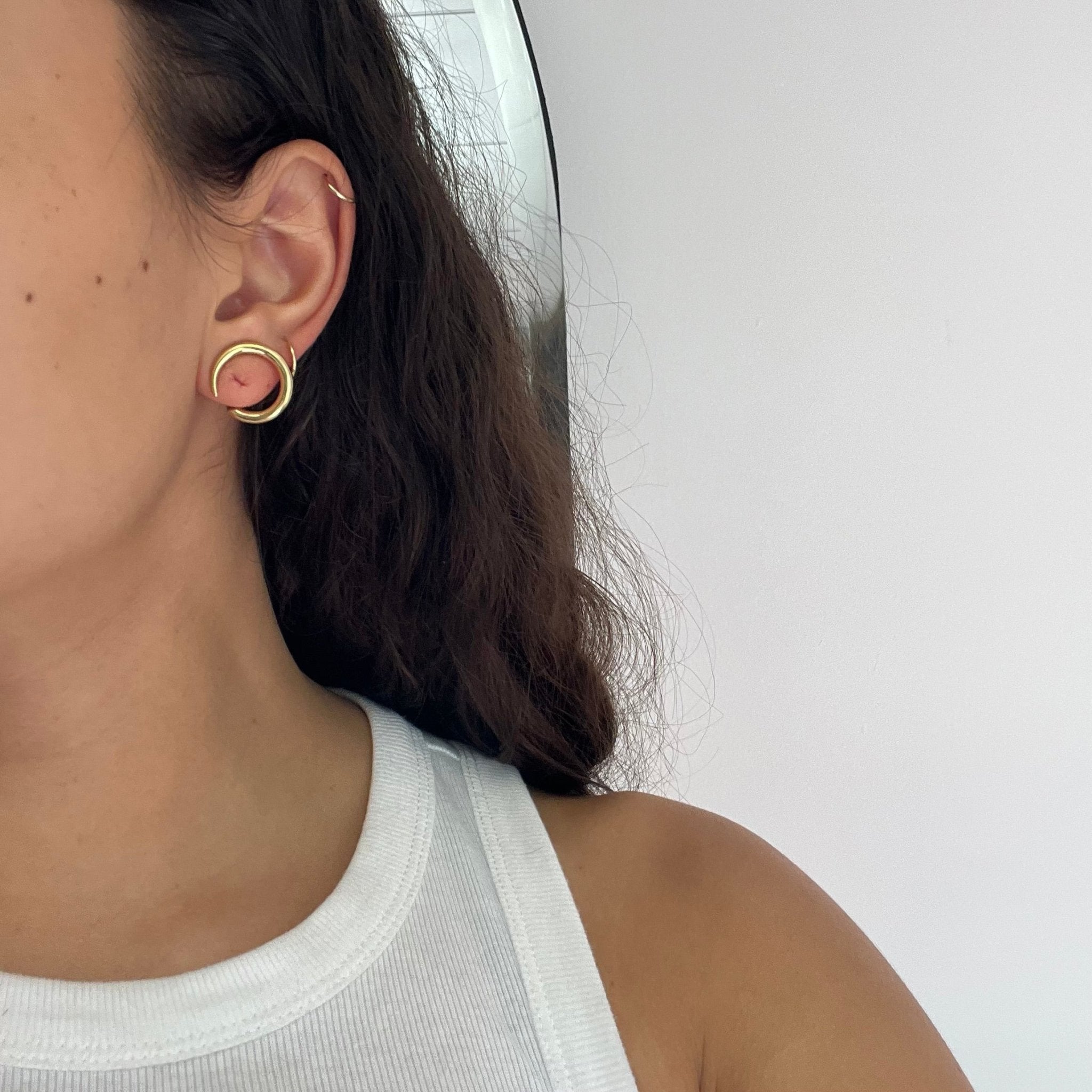 Designer earrings by Aldo Cipullo, bold and fluid in 18mm diameter