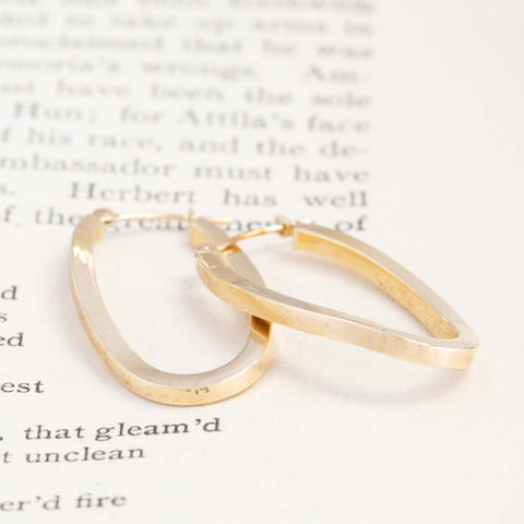 Vintage twisted elongated offset hoop earrings in 14kt yellow gold – alternate view 3